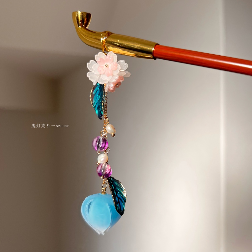 桜と蒼鬼灯の煙管かんざし 和装小物や普段使いにも使える和雑貨 プラ板とレジン作品✴︎