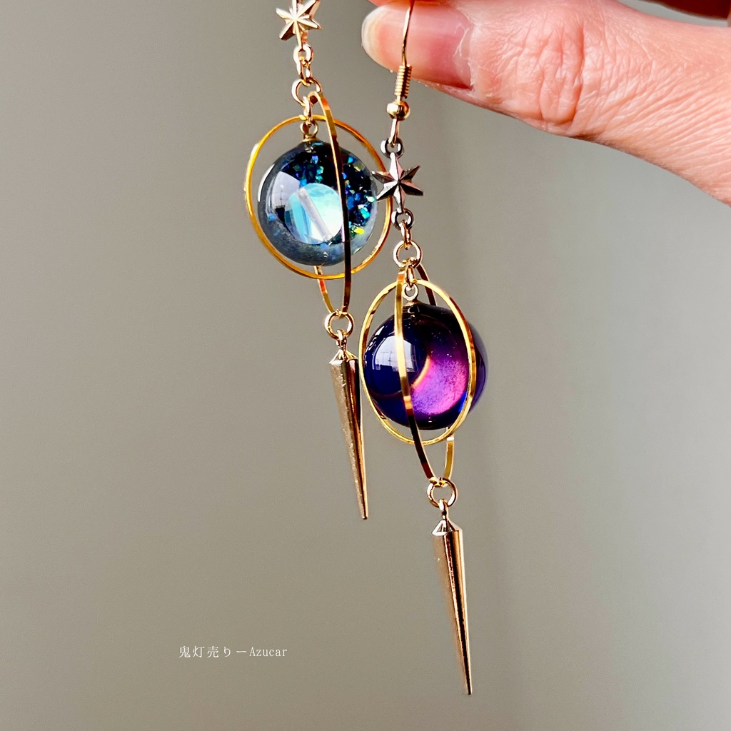 三日月が好き。天球儀ピアス イヤリング アシンメトリー天球儀 宇宙レジン