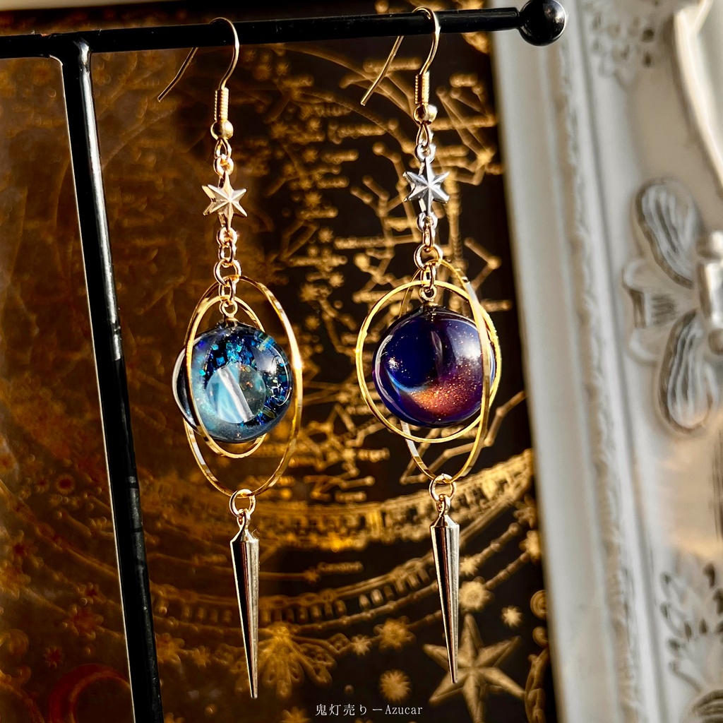 三日月が好き。天球儀ピアス イヤリング アシンメトリー天球儀 宇宙レジン