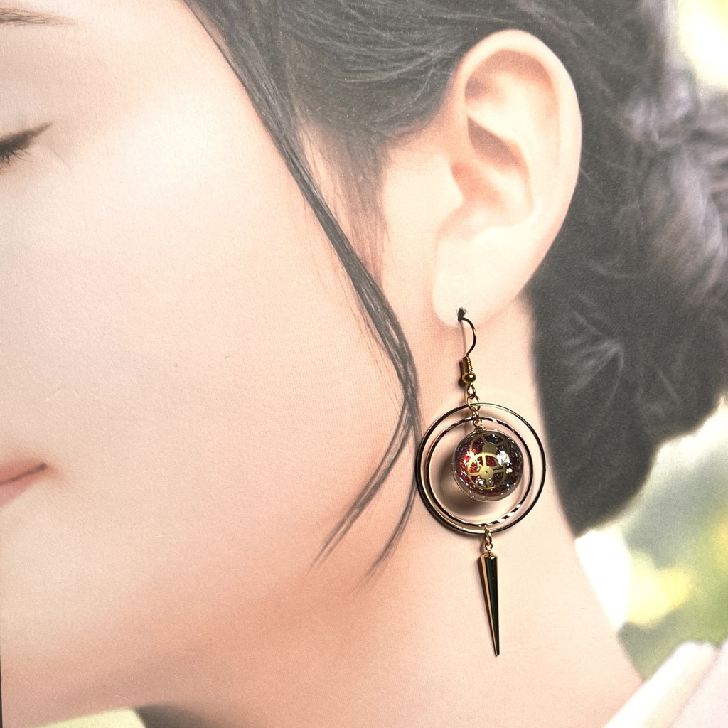 紅歯車天球儀と色変化三日月の天体ピアス イヤリング