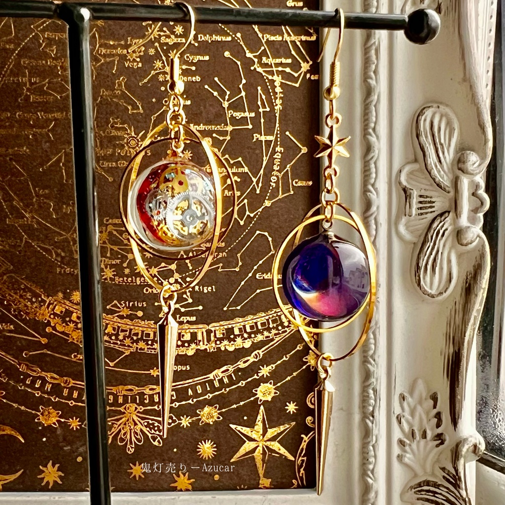 紅歯車天球儀と色変化三日月の天体ピアス イヤリング