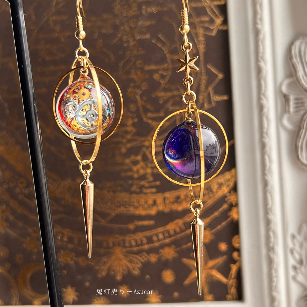 紅歯車天球儀と色変化三日月の天体ピアス イヤリング