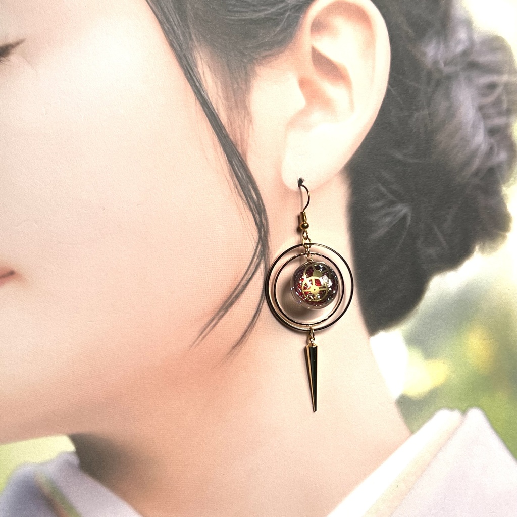 紅歯車天球儀と色変化三日月の天体ピアス イヤリング