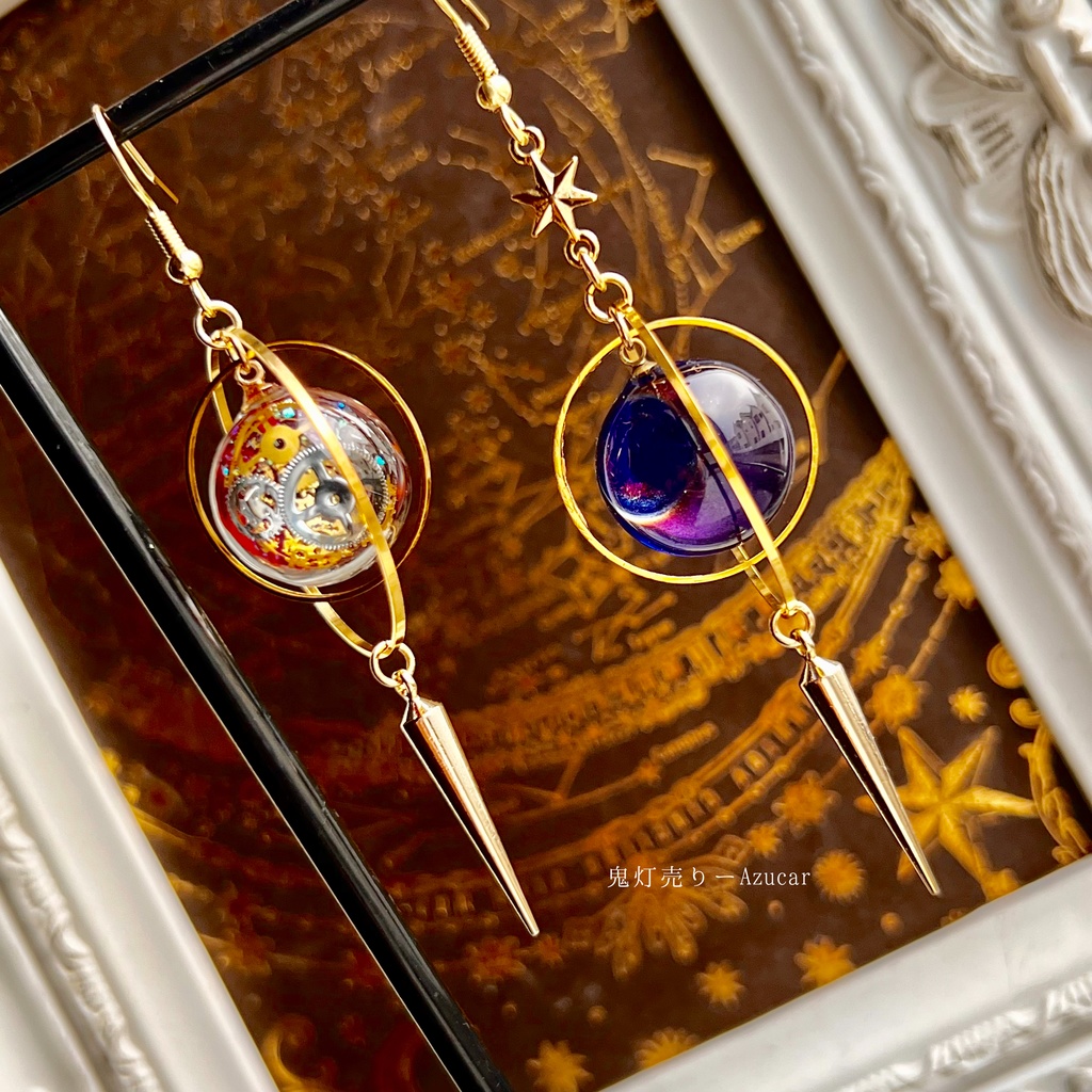 紅歯車天球儀と色変化三日月の天体ピアス イヤリング