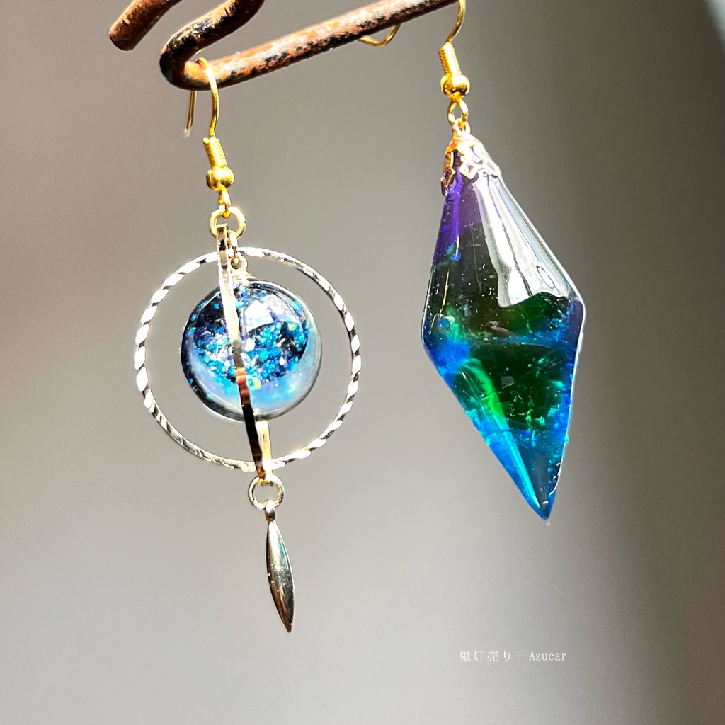 魔法使い蒼エメラルドペンデュラムと三日月天球儀のピアス イヤリング✴︎蓄光するペンデュラムと月☆