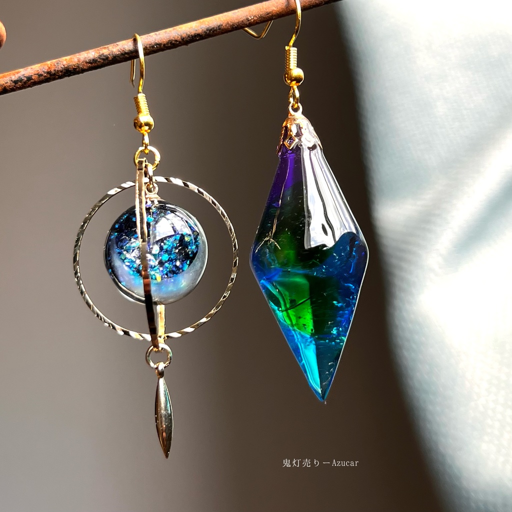 魔法使い蒼エメラルドペンデュラムと三日月天球儀のピアス イヤリング✴︎蓄光するペンデュラムと月☆