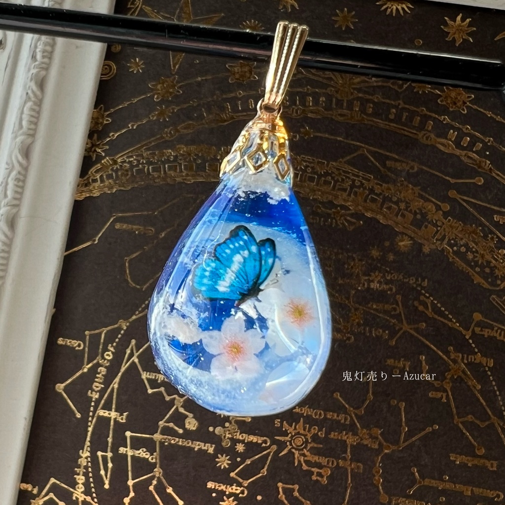 夜桜咲き誇り舞うモルフォ蝶の雲レジンオルゴナイト蓄光ネックレス(ドロップ)