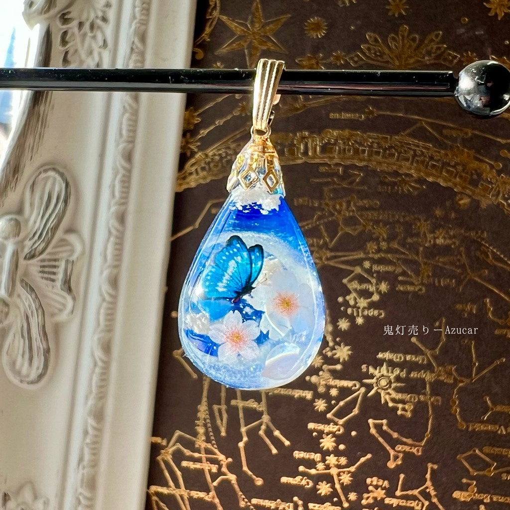 夜桜咲き誇り舞うモルフォ蝶の雲レジンオルゴナイト蓄光ネックレス(ドロップ)