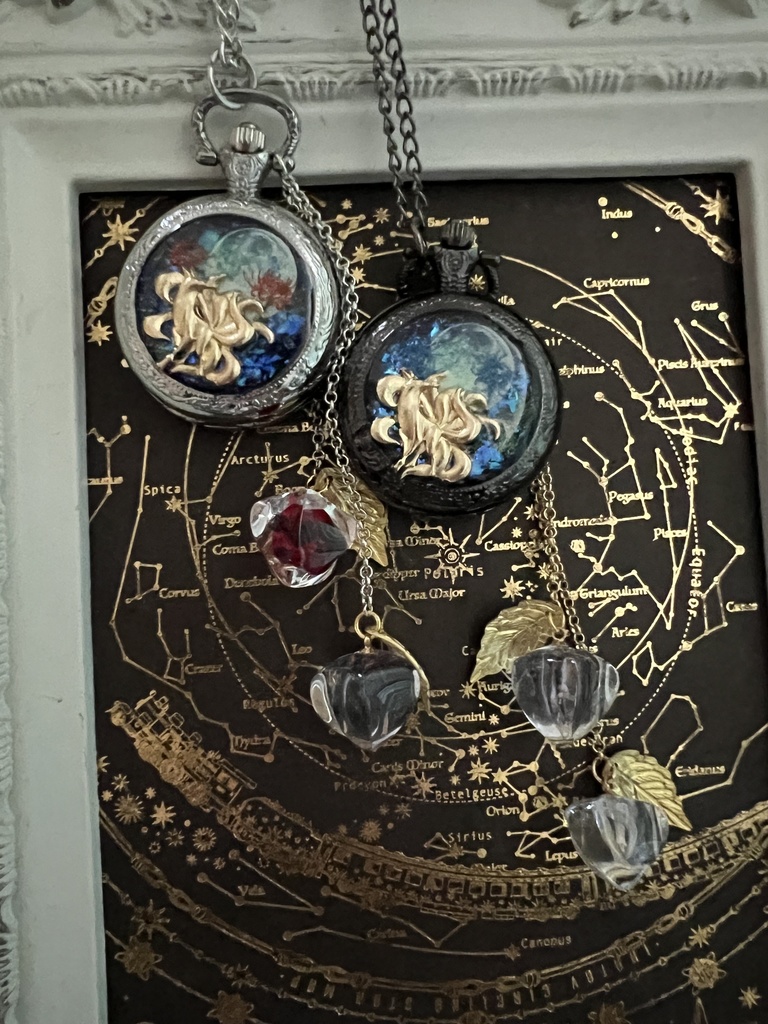 夜空見上げる九尾狐と鬼灯の蓄光懐中時計★(蓄光満月と蒼彼岸花付き)