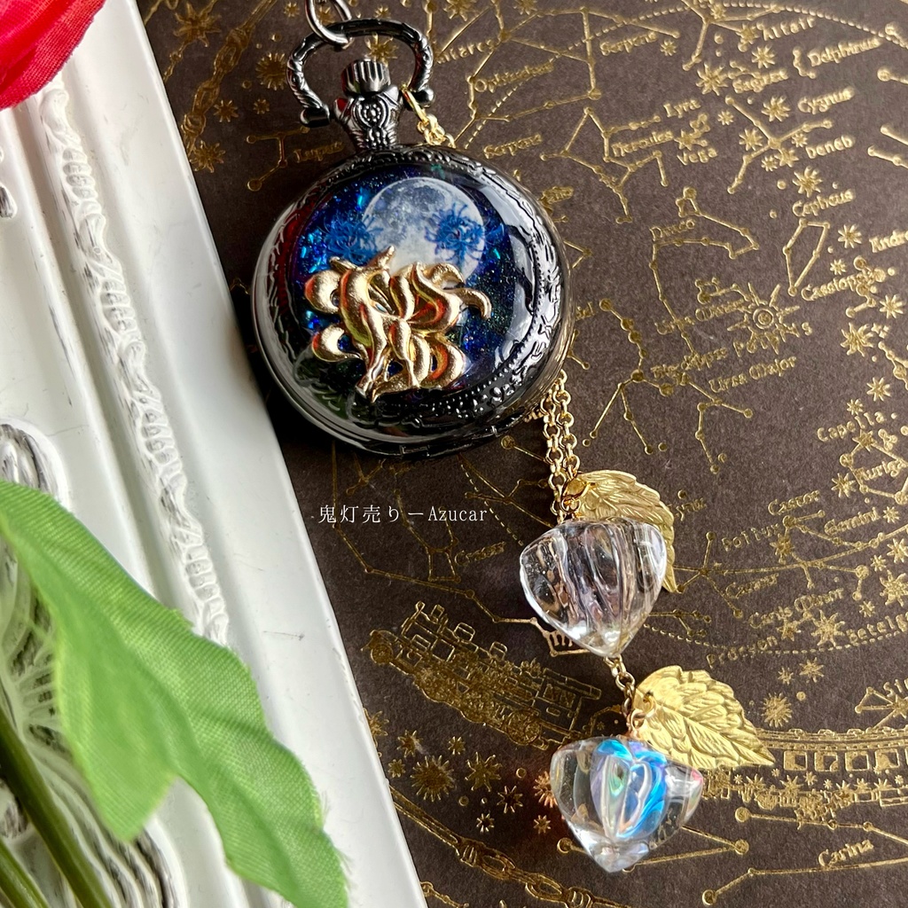 夜空見上げる九尾狐と鬼灯の蓄光懐中時計★(蓄光満月と蒼彼岸花付き)