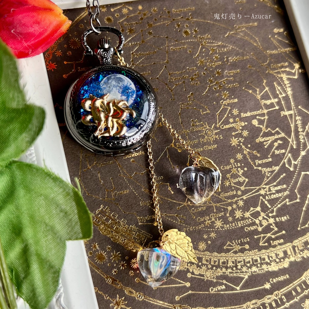 夜空見上げる九尾狐と鬼灯の蓄光懐中時計★(蓄光満月と蒼彼岸花付き)
