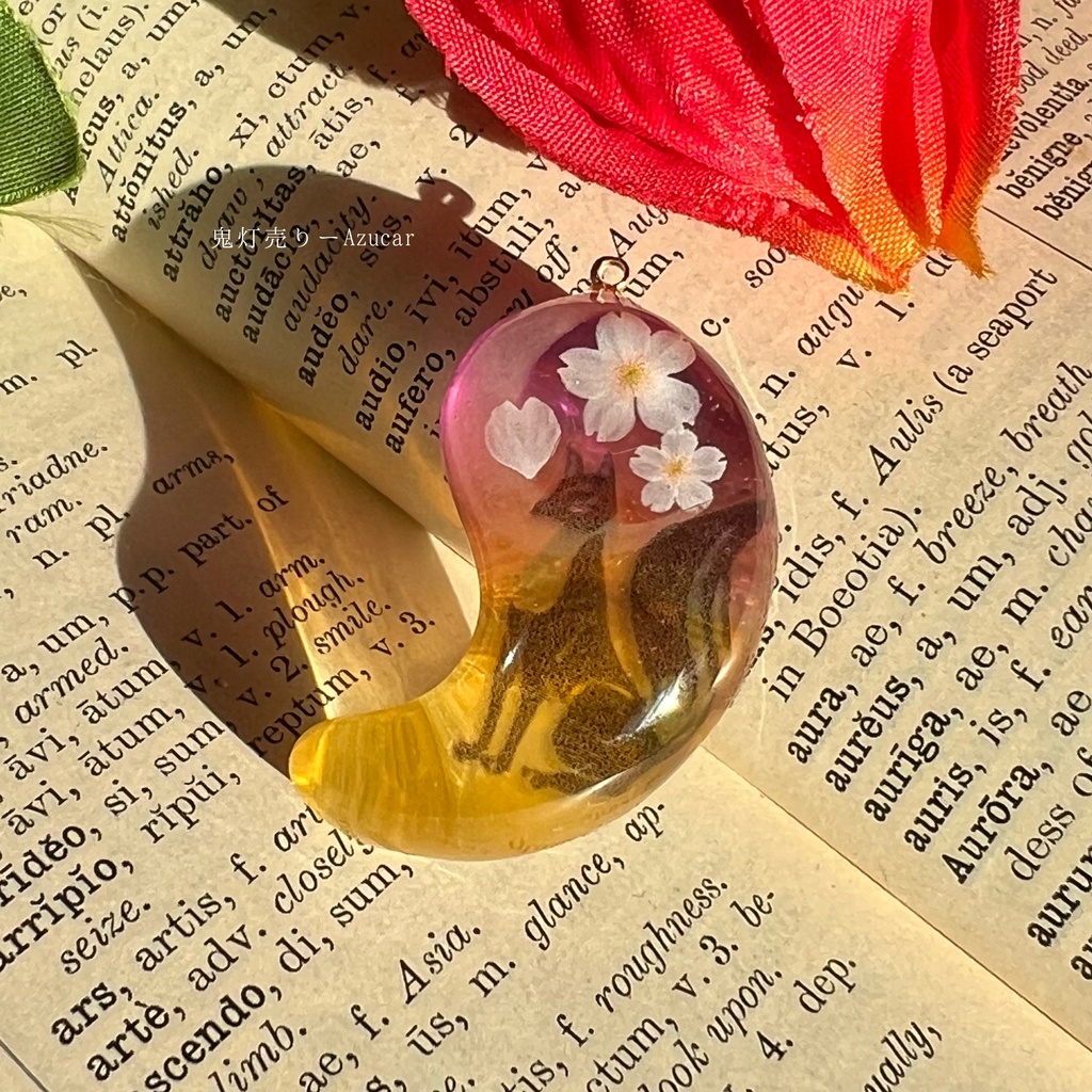 三日月と夕焼け空に黄昏るお狐様と桜の勾玉オルゴナイトレジン蓄光ネックレス★