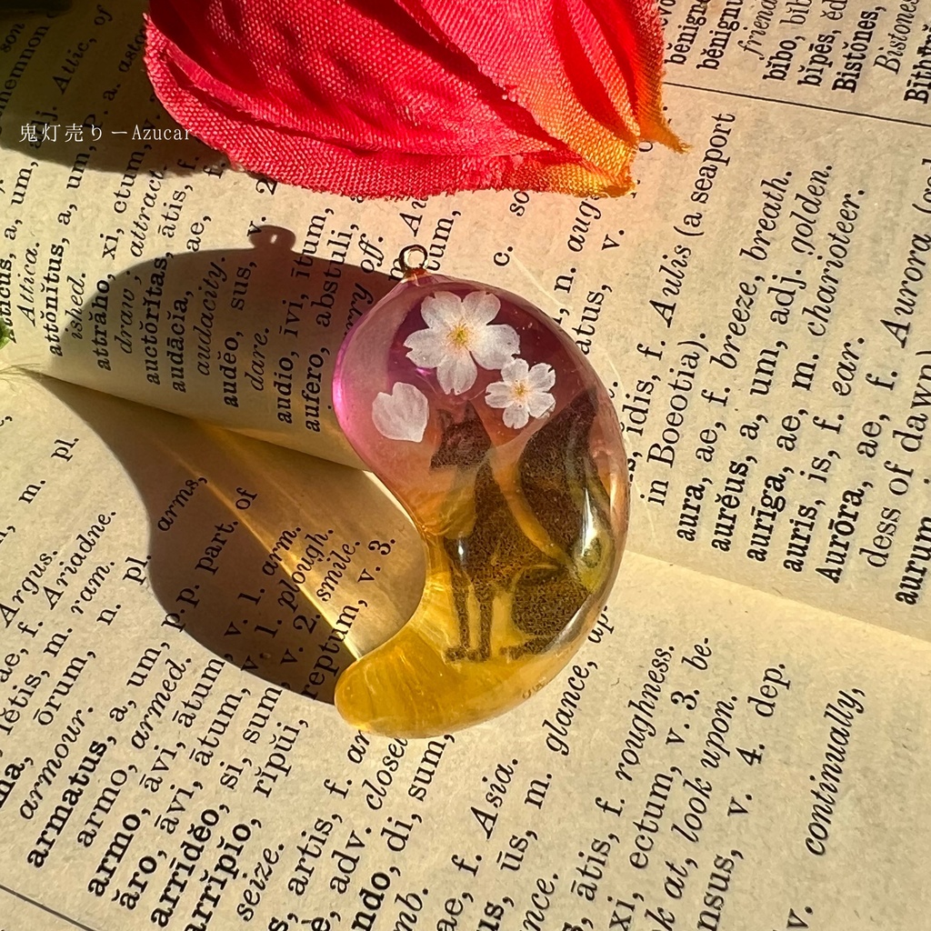 三日月と夕焼け空に黄昏るお狐様と桜の勾玉オルゴナイトレジン蓄光ネックレス★