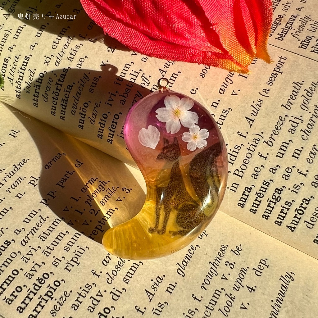 三日月と夕焼け空に黄昏るお狐様と桜の勾玉オルゴナイトレジン蓄光ネックレス★