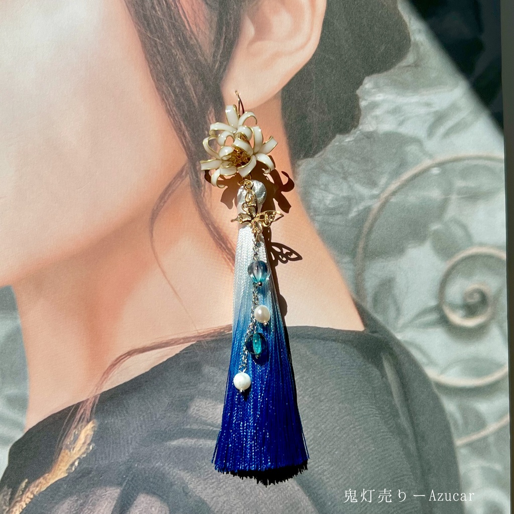 九尾狐と白彼岸花の三日月ピアス 金箔風レジン 和装アクセサリー