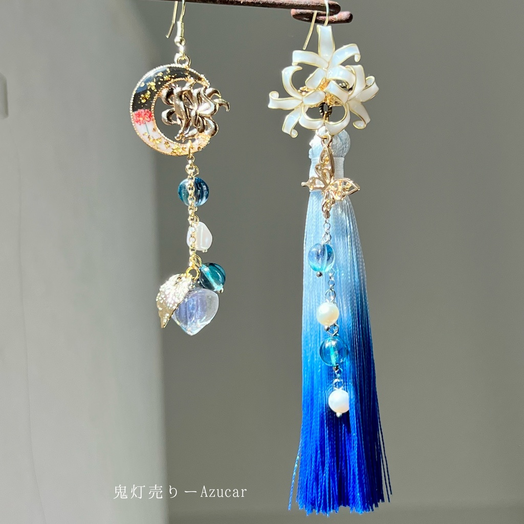 九尾狐と白彼岸花の三日月ピアス 金箔風レジン 和装アクセサリー