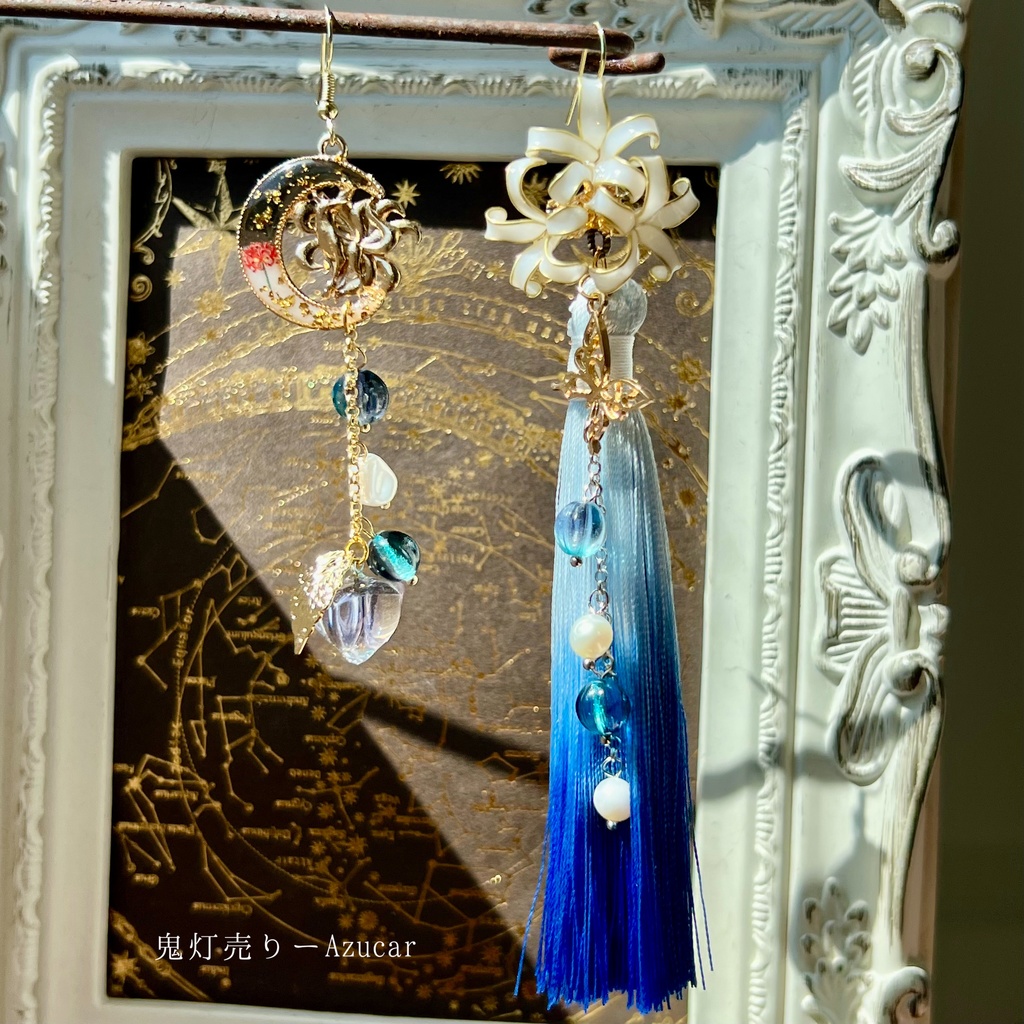 九尾狐と白彼岸花の三日月ピアス 金箔風レジン 和装アクセサリー