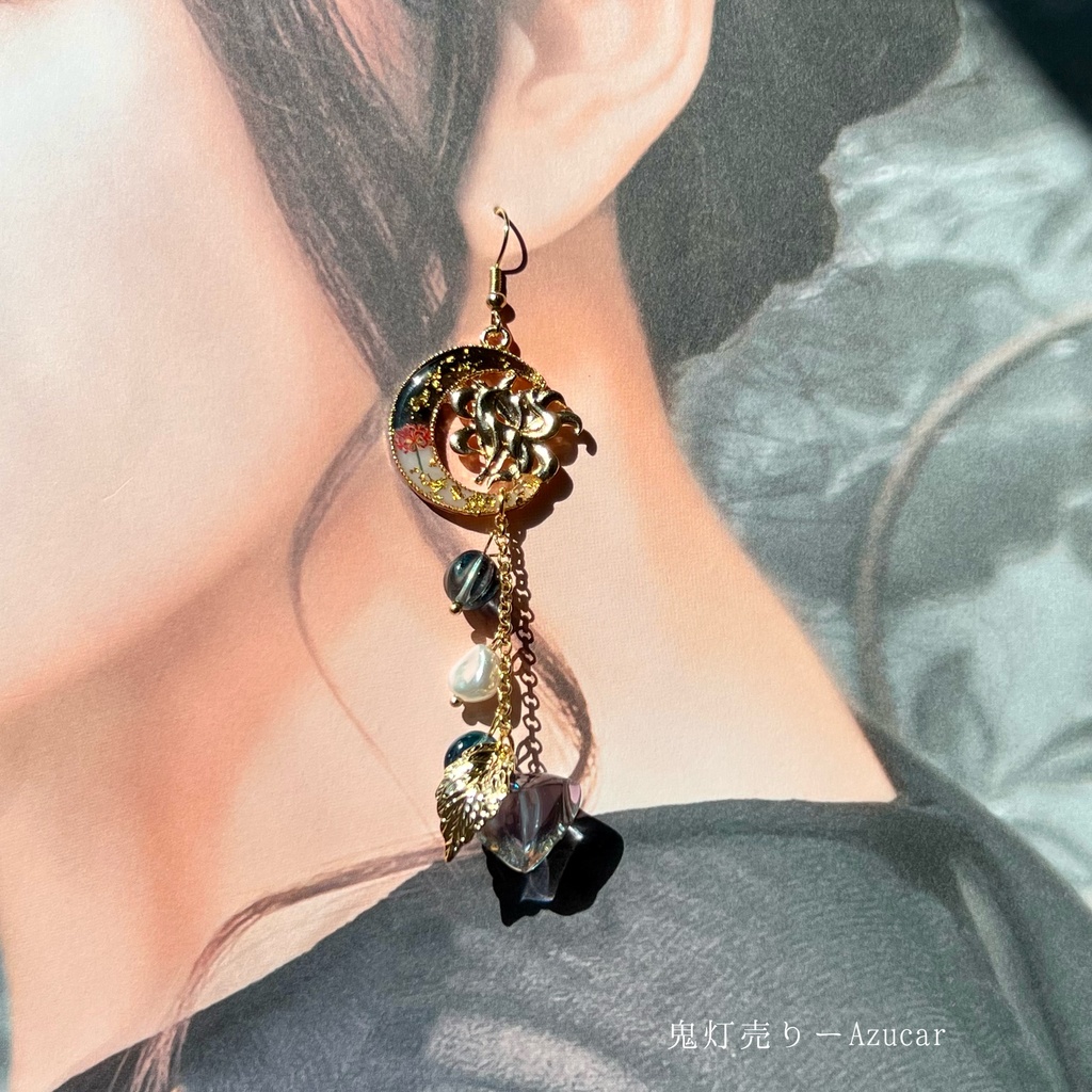 九尾狐と白彼岸花の三日月ピアス 金箔風レジン 和装アクセサリー