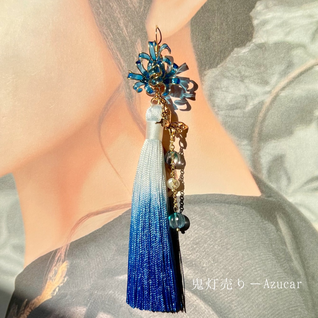 蒼の彼岸花と月灯ランタンのピアス イヤリング