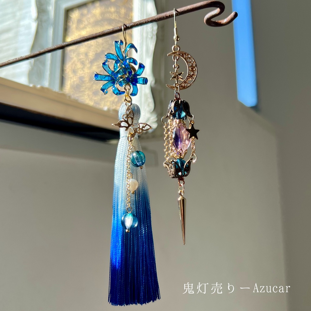 蒼の彼岸花と月灯ランタンのピアス　イヤリング