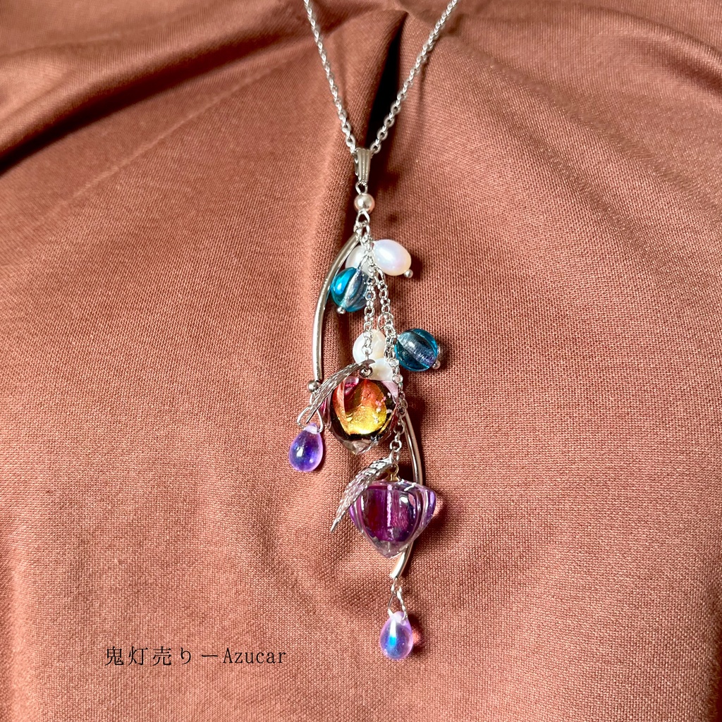 灯火に揺れる鬼灯 - 蓄光オレンジホタルガラスと紫鬼灯のネックレス