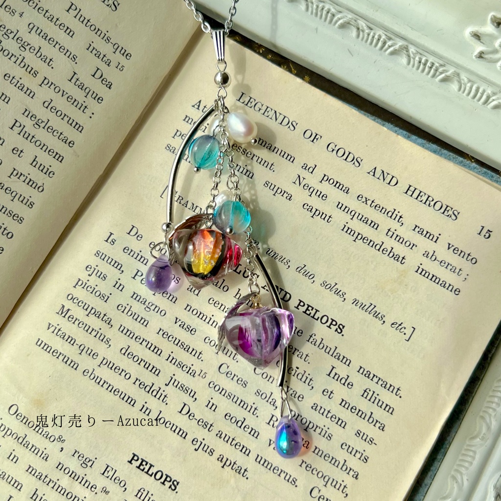 灯火に揺れる鬼灯 - 蓄光オレンジホタルガラスと紫鬼灯のネックレス