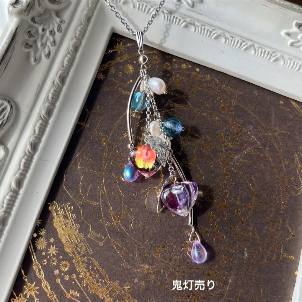 灯火に揺れる鬼灯 - 蓄光オレンジホタルガラスと紫鬼灯のネックレス