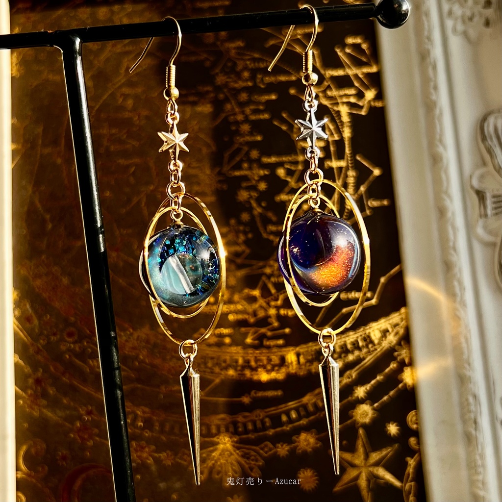 三日月が好き。天球儀ピアス イヤリング アシンメトリー天球儀 宇宙レジン