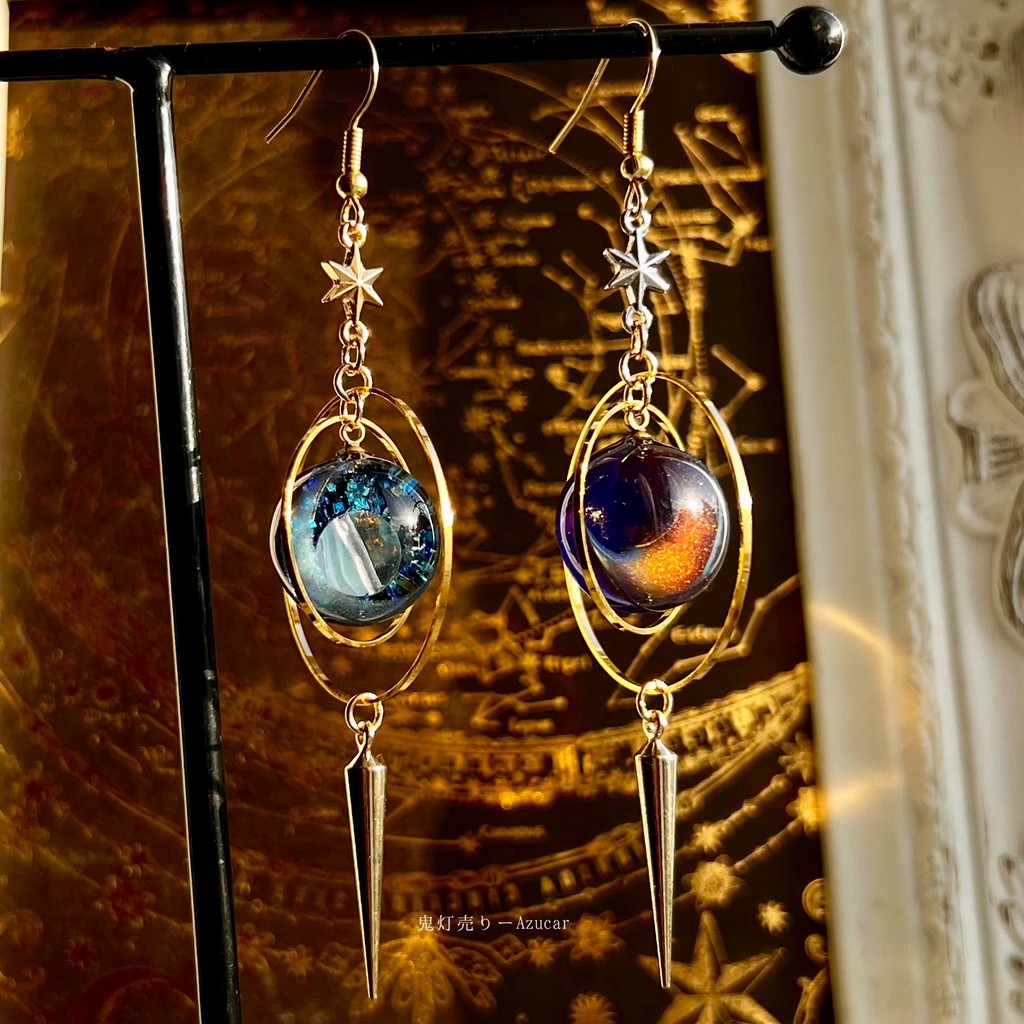 三日月が好き。天球儀ピアス イヤリング アシンメトリー天球儀 宇宙レジン