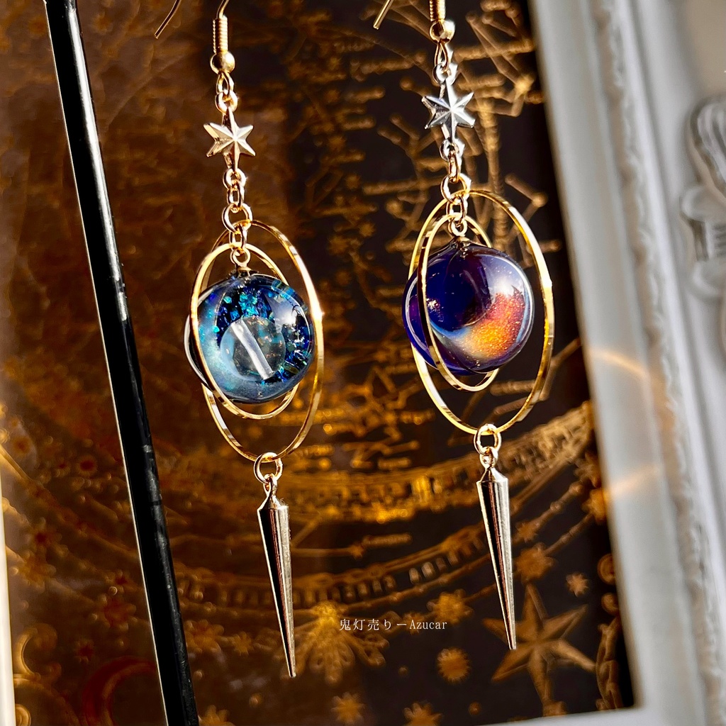 三日月が好き。天球儀ピアス イヤリング アシンメトリー天球儀 宇宙レジン