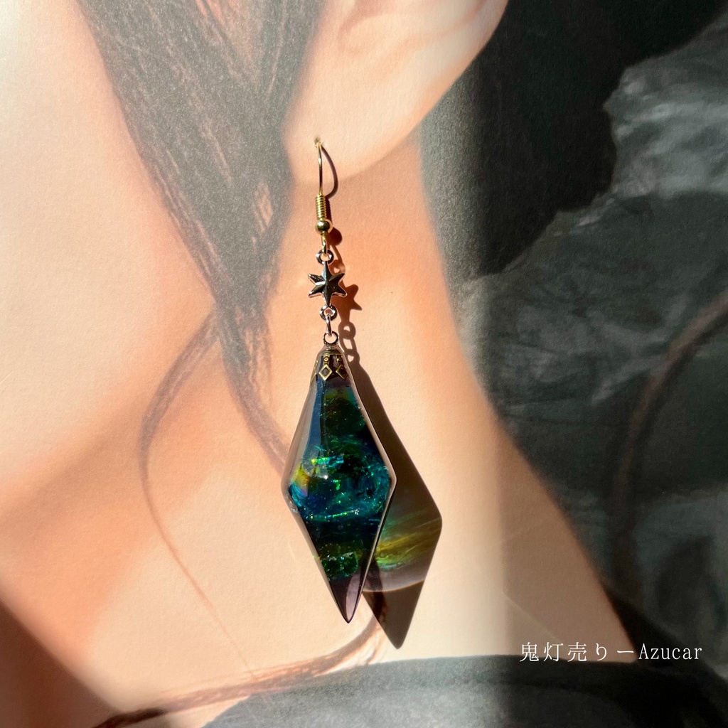 幻想の光を宿す ブラックオパール風ペンデュラムピアス、イヤリング お揃いでネックレス有り