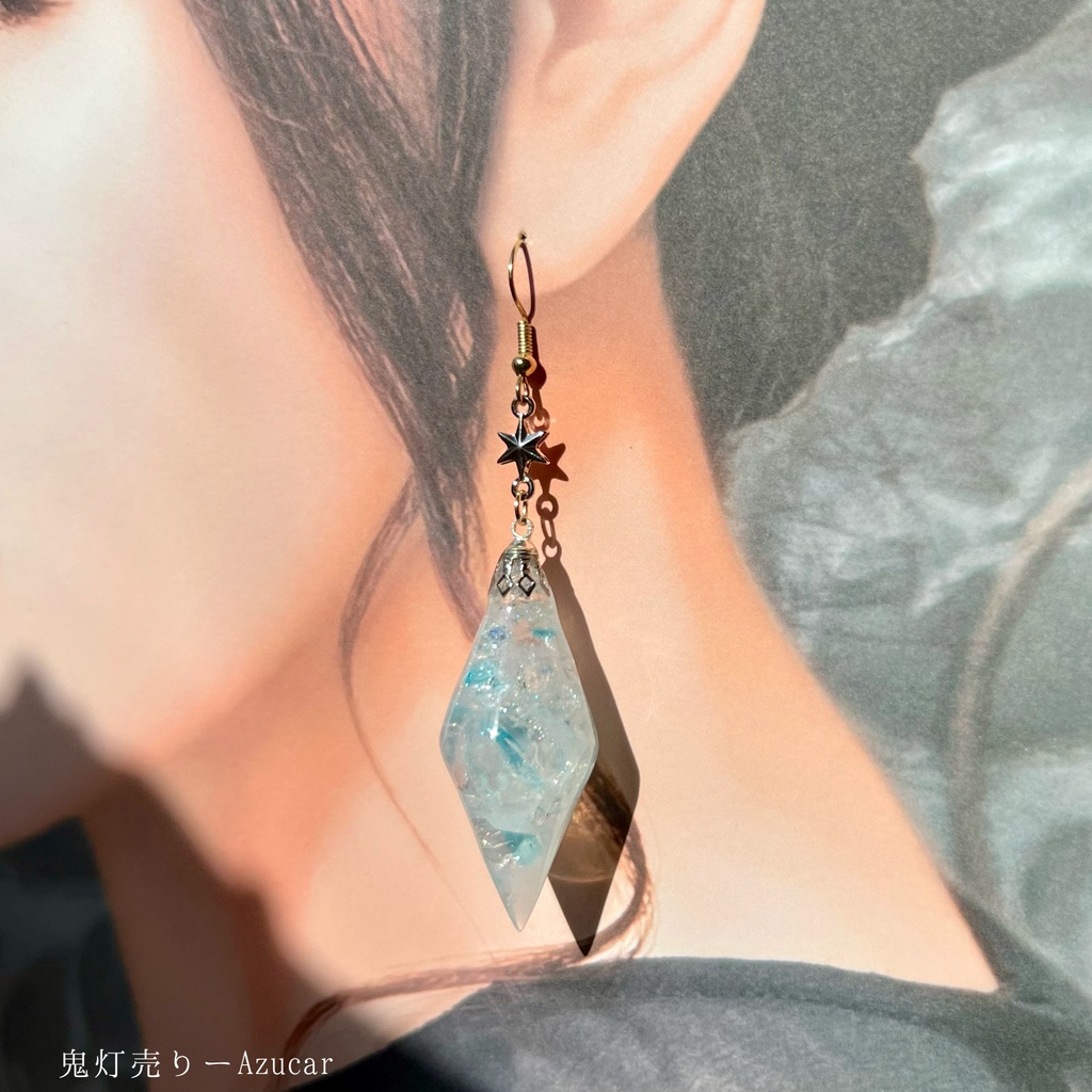 幻想の光を宿す ブラックオパール風ペンデュラムピアス、イヤリング お揃いでネックレス有り