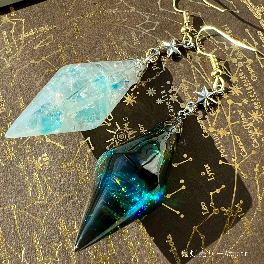 幻想の光を宿す ブラックオパール風ペンデュラムピアス、イヤリング お揃いでネックレス有り