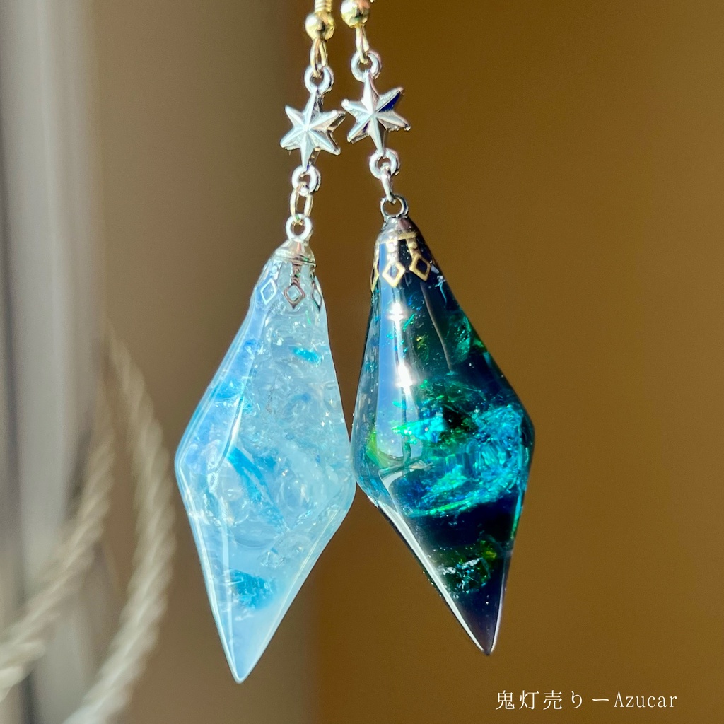 幻想の光を宿す ブラックオパール風ペンデュラムピアス、イヤリング お揃いでネックレス有り