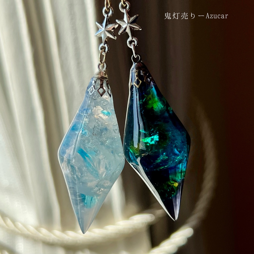 幻想の光を宿す ブラックオパール風ペンデュラムピアス、イヤリング お揃いでネックレス有り