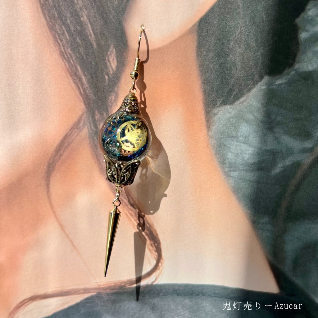 光る満月とシリウス 三日月・天球儀・歯車入り アシメピアス 宇宙 スチームパンク