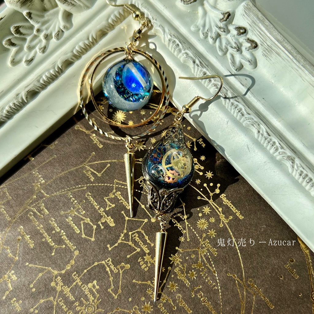 光る満月とシリウス 三日月・天球儀・歯車入り アシメピアス 宇宙 スチームパンク