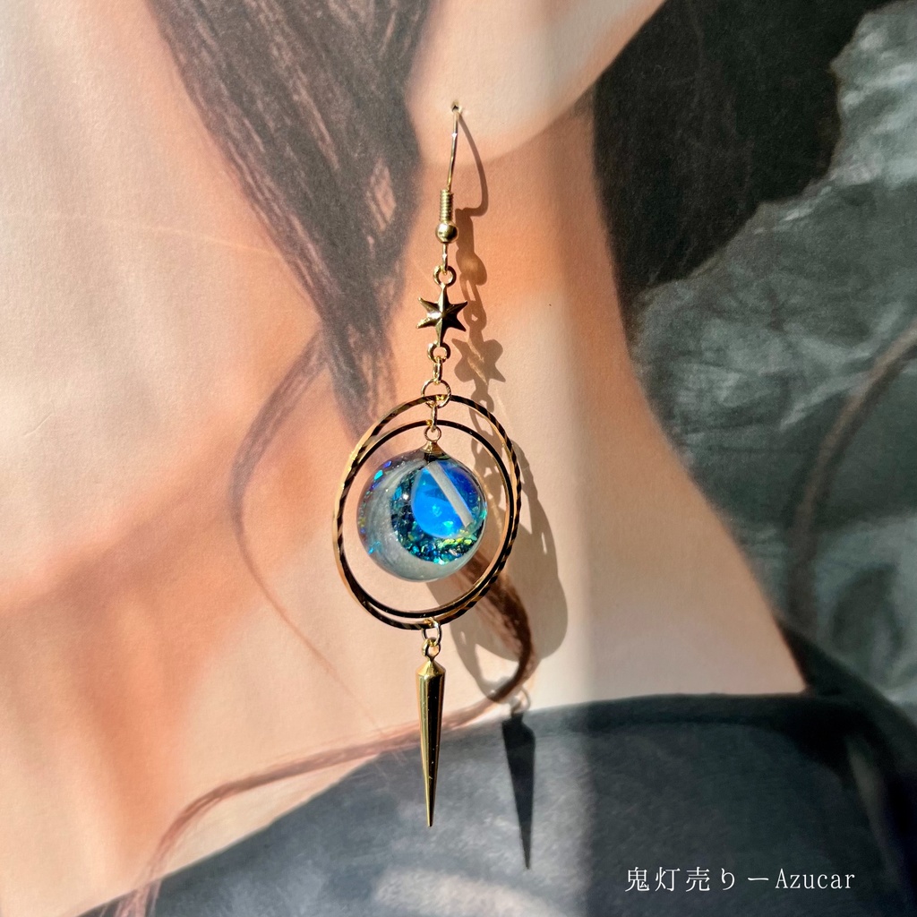 光る満月とシリウス 三日月・天球儀・歯車入り アシメピアス 宇宙 スチームパンク