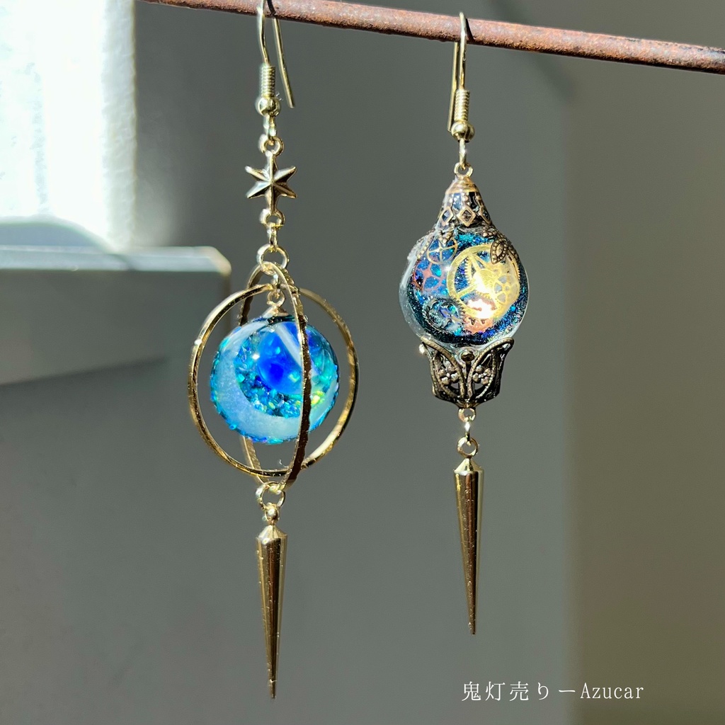 光る満月とシリウス 三日月・天球儀・歯車入り アシメピアス 宇宙 スチームパンク