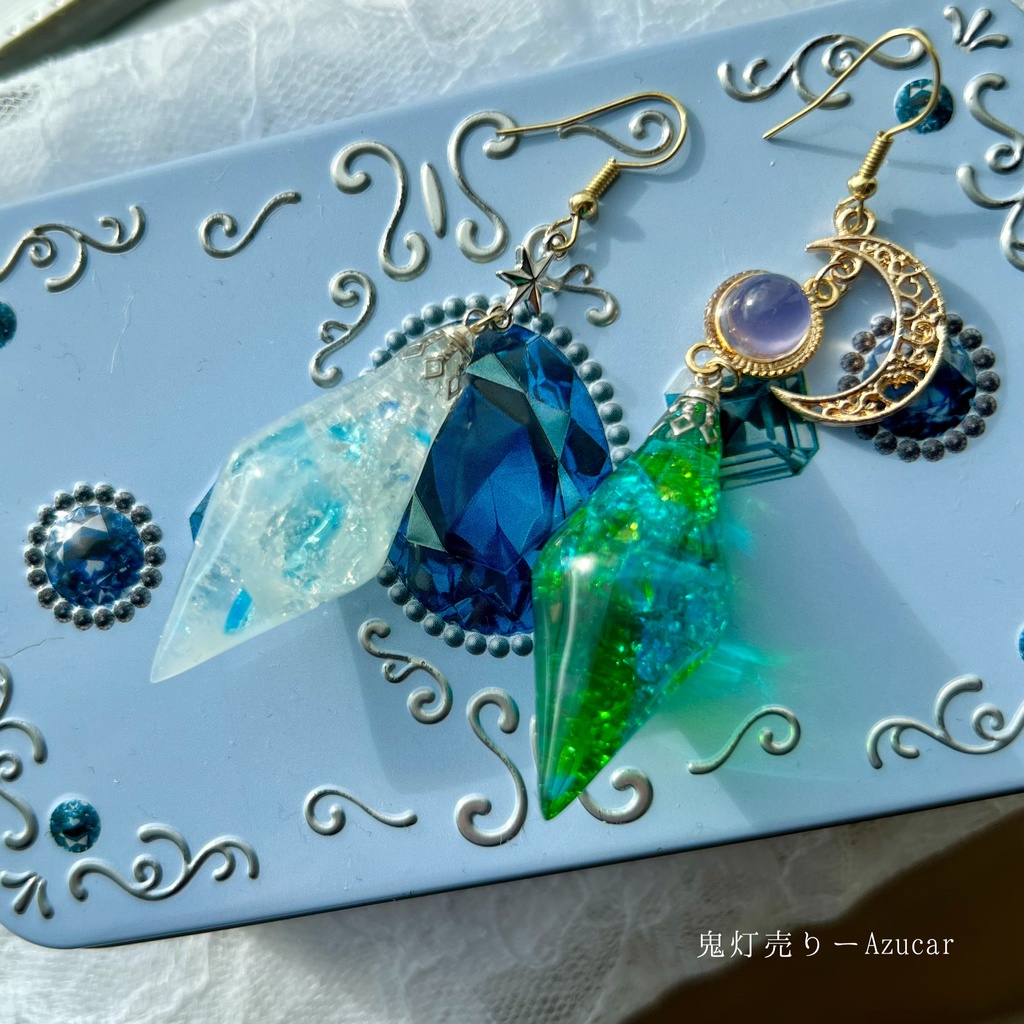 エメラルドの雫 ✴︎ 琉球ガラスとムーンストーン風レジンの幻想ペンデュラムピアス イヤリング