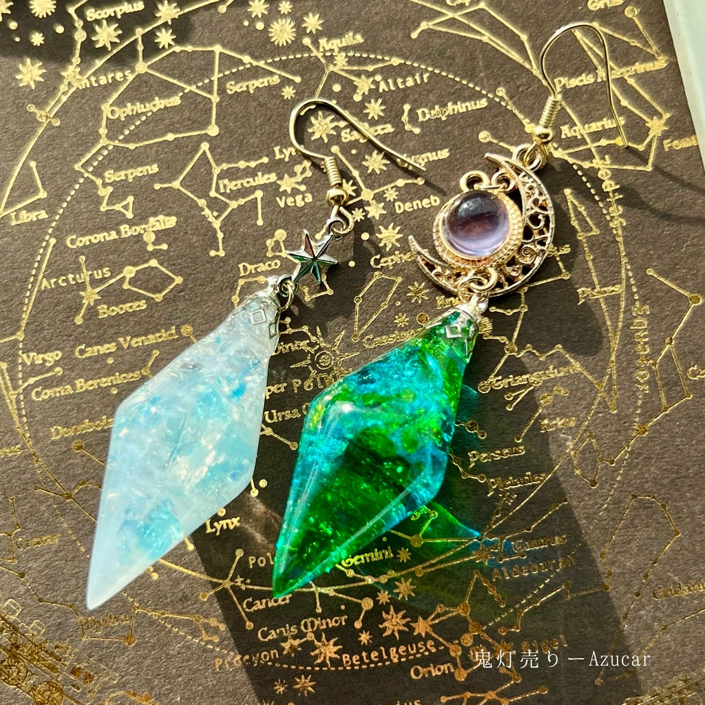 エメラルドの雫 ✴︎ 琉球ガラスとムーンストーン風レジンの幻想ペンデュラムピアス イヤリング