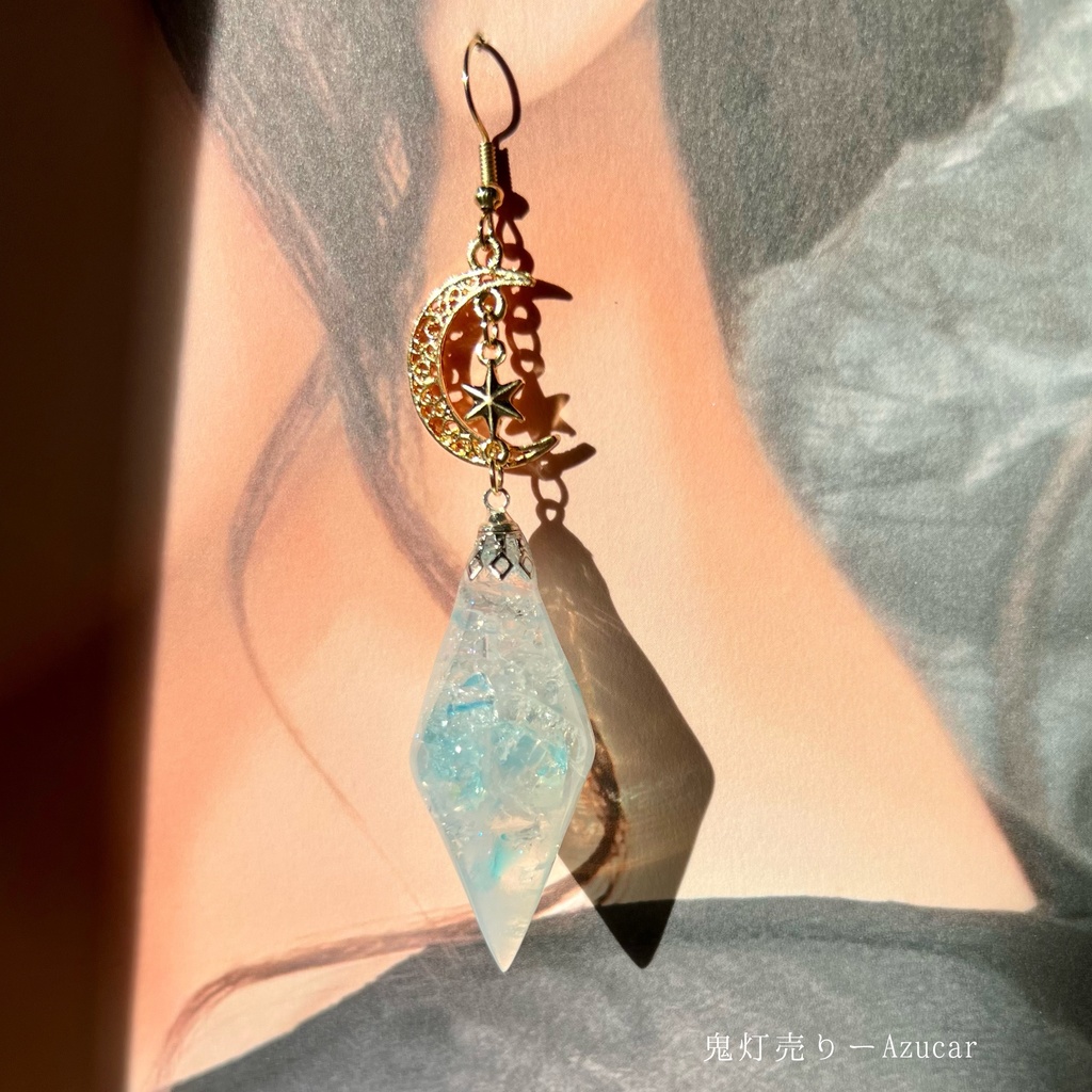 エメラルドの雫 ✴︎ 琉球ガラスとムーンストーン風レジンの幻想ペンデュラムピアス イヤリング