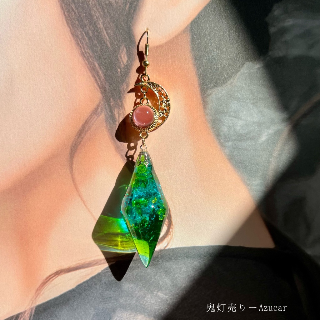 エメラルドの雫 ✴︎ 琉球ガラスとムーンストーン風レジンの幻想ペンデュラムピアス イヤリング