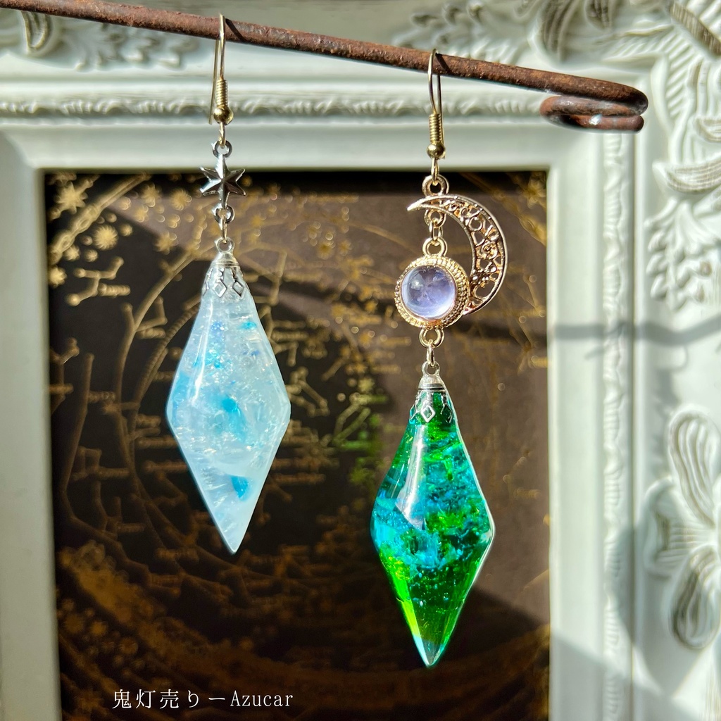 エメラルドの雫 ✴︎ 琉球ガラスとムーンストーン風レジンの幻想ペンデュラムピアス イヤリング