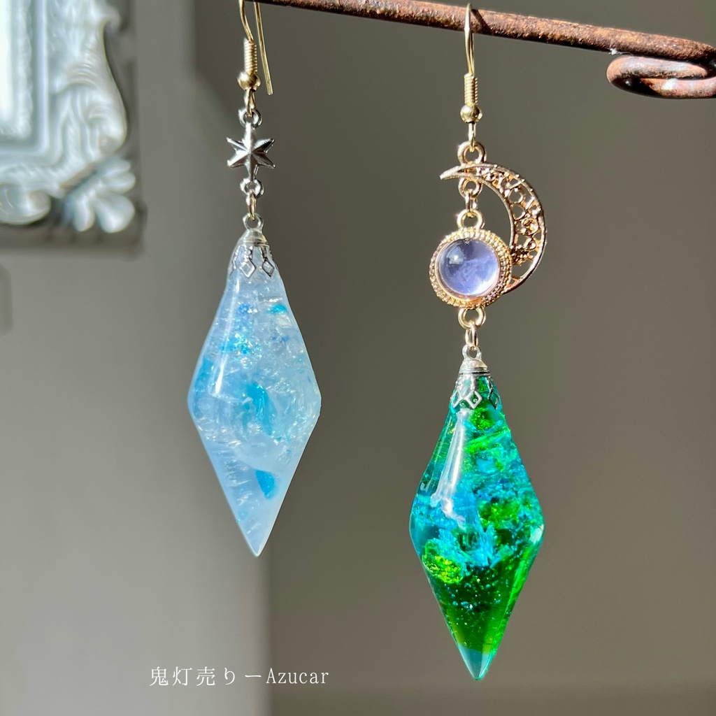 エメラルドの雫 ✴︎ 琉球ガラスとムーンストーン風レジンの幻想ペンデュラムピアス イヤリング