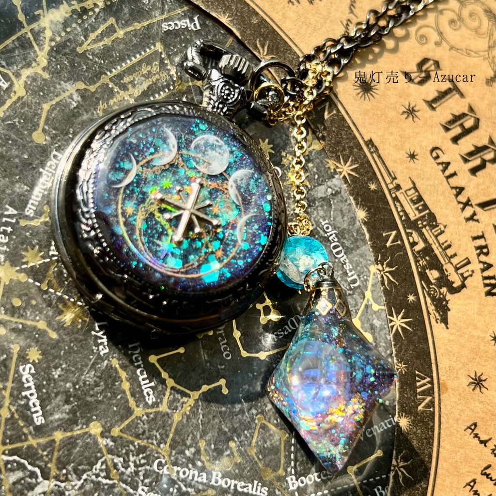 宇宙と月の懐中時計ネックレス ✴︎ 蓄光・八面体レジン・満月・星の羅針盤 ギフトにも