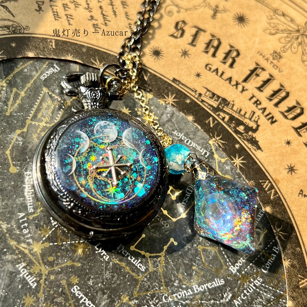 宇宙と月の懐中時計ネックレス ✴︎ 蓄光・八面体レジン・満月・星の羅針盤　ギフトにも