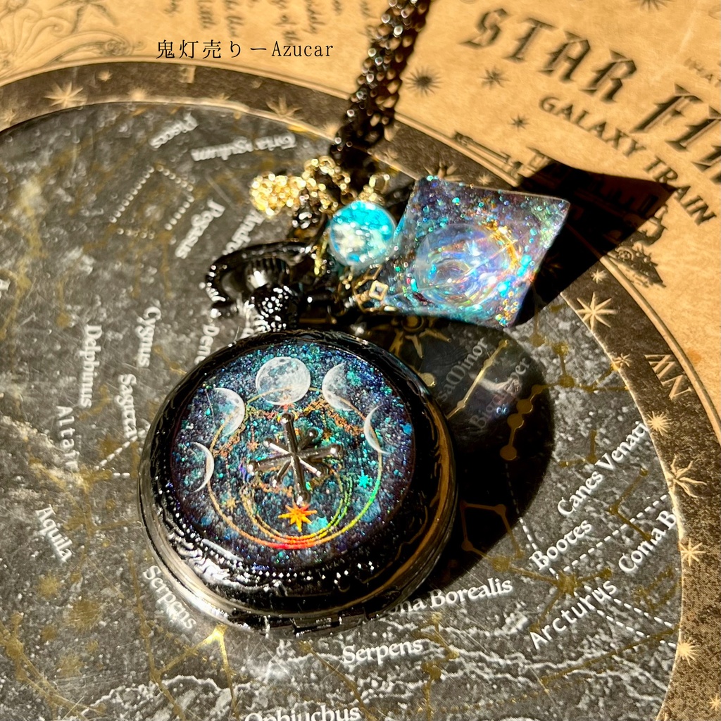 宇宙と月の懐中時計ネックレス ✴︎ 蓄光・八面体レジン・満月・星の羅針盤 ギフトにも
