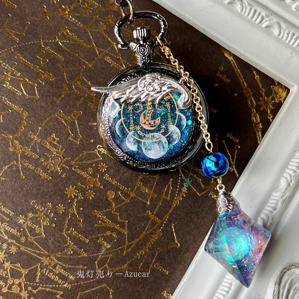 魔法の夜を閉じ込めた懐中時計/月の満ち欠け・青の宇宙レジン