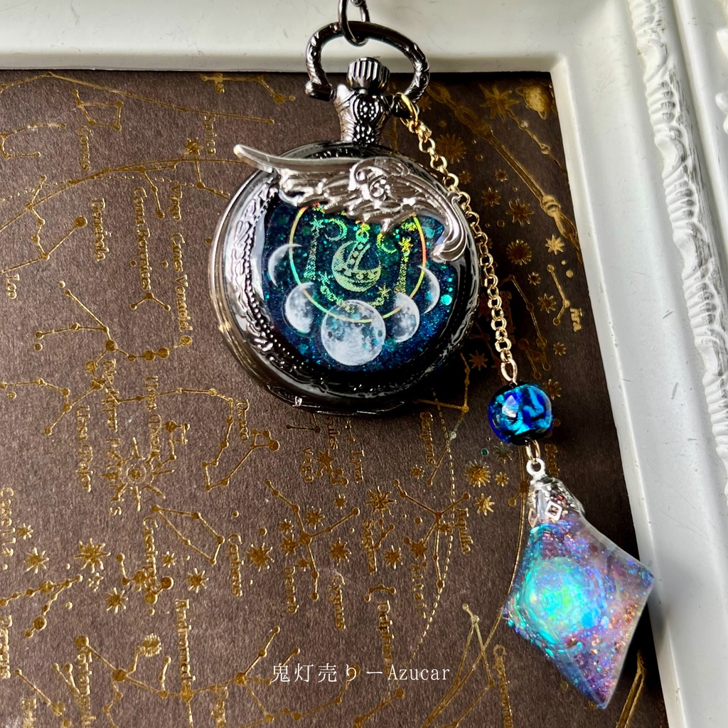 魔法の夜を閉じ込めた懐中時計/月の満ち欠け・青の宇宙レジン